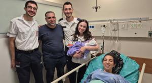 צוות מד"א ילד אישה בצד הדרך |  צילום: דוברות מד״א חדשות
