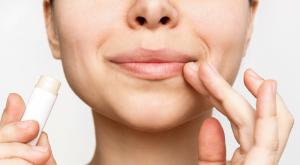 שפתון לחות והגנה, אילוסטרציה |  צילום: Marina Demeshko,Shutterstock אופנה