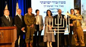 ראש הממשלה, נפתלי בנט, ורעייתו, בהדלקת נרות חנוכה עם חיילי קורס "נתיב" צילום: חיים צח/לע"מ חדשות