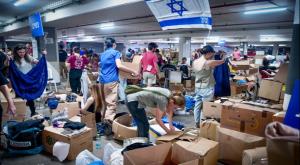 ממיינים בגדים למען החיילים והעוטף צילום: Avshalom Sassoni/Flash90 דעות