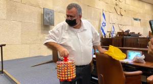 ביטן והסוכריות צילום: הטוויטר של דוד ביטן חדשות