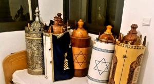 ספרי התורה שנמצאו צילום: דוברות המשטרה חדשות