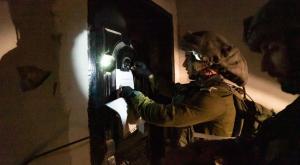 הצמדת צו ההריסה לביתו של המחבל מתל אביב צילום: דובר צה"ל ביטחון