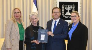 הרצוג עם נציגות הוועדה צילום: עמוס בן גרשום/ לע"מ חדשות