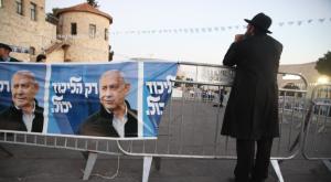 חרדי על רקע שלט בחירות של הליכוד צילום: David Cohen/FLASH90 דעות