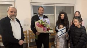 ראש מועצת שומרון יחד עם רב הישוב רבבה, מאירה וילדיה בביתם החדש בשומרון צילום: ניר דבוש - מועצה אזורית שומרון חדשות