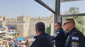 שוטרים צופים על הר הבית צילום: דוברות המשטרה מדיני