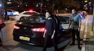מיכאלי חוץ לביתו של לפיד. אמש צילום: Avshalom Sassoni/Flash90 פוליטי