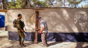 בונים סוכה צילום: Gershon Elinson/Flash90 תחזית מזג האוויר