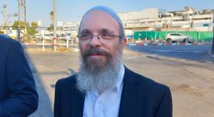 הרב עזריה אריאל בטקס קבלת הפרות בנתב"ג צילום: כיפה חדשות