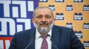 דרעי על רקע ש"ס ויהדות התורה צילום: Yonatan Sindel/Flash90 פוליטי