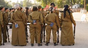 החיילות הדתיות בטקס סיום הטירונות. כיסויי ראש וכומתות צילום: חוד החנית לצידך חדשות