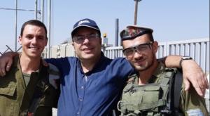 הרב בזק יחד עם יקיר ודוד, סיום קורס מ"כים צילום: באדיבות הרב אמנון בזק דעות