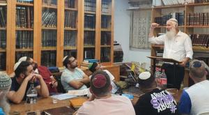 הרב ניר מס מעביר שיעור בישיבה צילום: ישיבת לב תל אביב - שיר לנריה חדשות