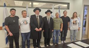 הרבנים הראשיים עם בני משפחות חטופים צילום: מטה משפחות החטופים חדשות