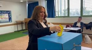 חגית משה מצביעה צילום: ללא פוליטי