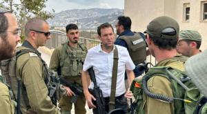 יוסי דגן עם לוחמים צילום: רועי חדי התיישבות