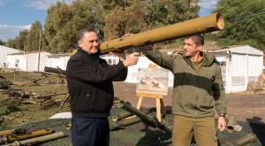 ישראל כ"ץ עם אמצעי לחימה שאותרו בלבנון,  צילום: אריאל חרמוני, משרד הביטחון חדשות