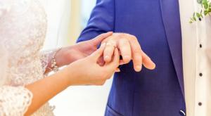 כלה עונדת טבעת לחתן צילום: Julia Zavalishina,Shutterstock חדשות