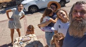 משפחת פרומן מקבלת את ברכת הדרך לפני המעבר צילום: פרטי חדשות