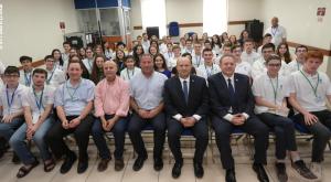 בנט עם משתתפי החידון צילום: עמוס בן גרשום /לע"מ חדשות