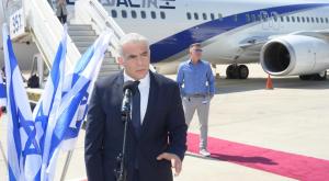 לפיד בעלייה למטוס צילום: עמוס בן גרשום /לע"מ חדשות