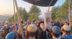הכנסת ספר התורה צילום: ישיבת חומש ברנז'ה
