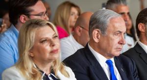 בני הזוג נתניהו, נפרדים מדדי גראוכר צילום: Avshalom Sassoni/Flash90 &ensp;&ensp;&ensp;&ensp; ברנז'ה