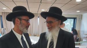 הרב אריאל מברך את הרב כהנא צילום: חדשות כיפה המגזר