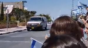 הפצוע מהפיגוע מגיע לביתו צילום: צילום מסך חדשות