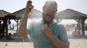 מקלחת בים צילום: Abir Sultan/Flash 90. כסף