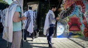 מתפללים במקום הפיגוע בבוקר יום שישי צילום: Avshalom Saassoni/Flash90 חדשות