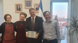 ילדיו של הרב דרוקמן עם השר קיש צילום: ללא המגזר
