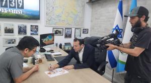 העיתונאי עם ראש המועצה יוסי דגן צילום: מועצה איזורית שומרון התיישבות