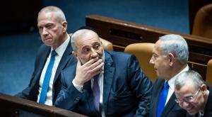דרעי, נתניהו וגלנט בכנסת, נמצאה נוסחת הפשרה? צילום:  Yonatan Sindel/Flash90 פוליטי