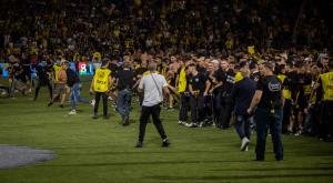 הקהל פורץ למגרש בתום המשחק צילום: Oren Ben Hakoon/Flash90 חדשות