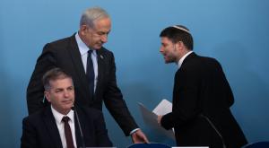 נתניהו, קיש וסמוטריץ' במסיבת העיתונאים צילום: Alex Kolomoisky/POOL חינוך