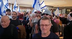 המפגינים בלובי המלון, מנסים לפוצץ את הכנס צילום: מאיר אליפור המגזר