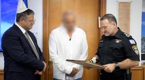 האזרח שנטרל את המחבל צילום: דוברות המשטרה ביטחון