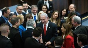 התמונה שעוררה סערה: "נתניהו עשה לנו תרגיל" צילום: Yonatan Sindel/Flash90 פוליטי