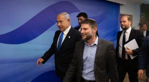 נתניהו וסמוטריץ' בדרכם לישיבה, מקווים להעביר תקציב צילום: Alex Kolomoisky/POOL פוליטי