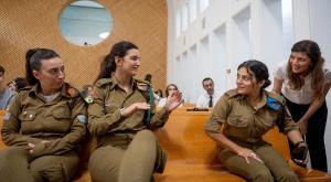 לוחמות צה"ל, בדיון היום צילום: Yonatan Sindel/Flash90 חדשות