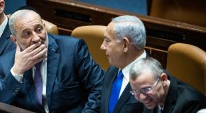 נתניהו עם דרעי צילום: Yonatan Sindel/Flash90 פוליטי