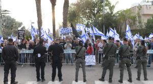 מפנים מול המשטרה. ארכיון צילום: Tomer Neuberg/Flash90 פוליטי