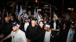לפיד בהפגנה צילום:  אלעד גוטמן פוליטי