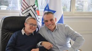 ראש המועצה רביבי עם יצחק רז ראש העיר החש צילום: דוברות מועצת אפרת המגזר