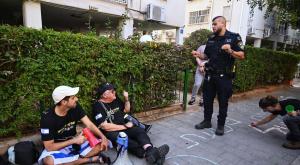 שפי פז ותום ניסני בהפגנה מול בית היועמ"שית צילום: מאיה לוין פוליטי