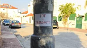 המודעות שנתלו צילום: דוברות המשטרה פלילים