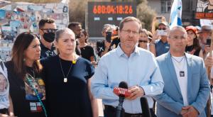 הנשיא הרצוג בכיכר החטופים צילום: דוברות בית הנשיא חדשות