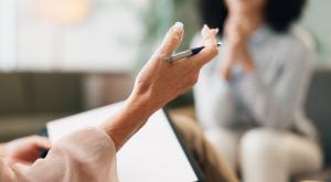 העובדים הסוציאלים בחזית השיקום צילום: PeopleImages.com - Yuri A,Shutterstock כדאי לדעת